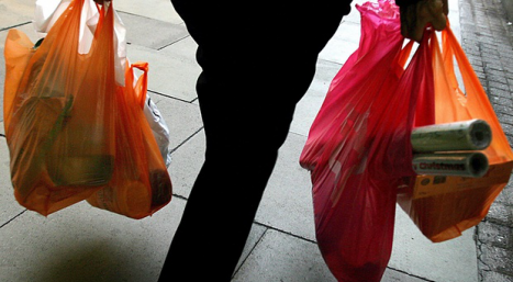 Великобритания перешла на платные пластиковые пакеты в супермаркетах